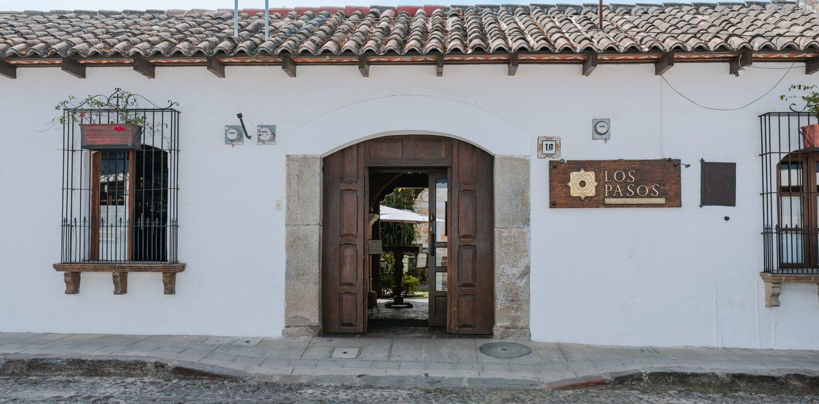 Entrada de Hotel Los Pasos desde la calle